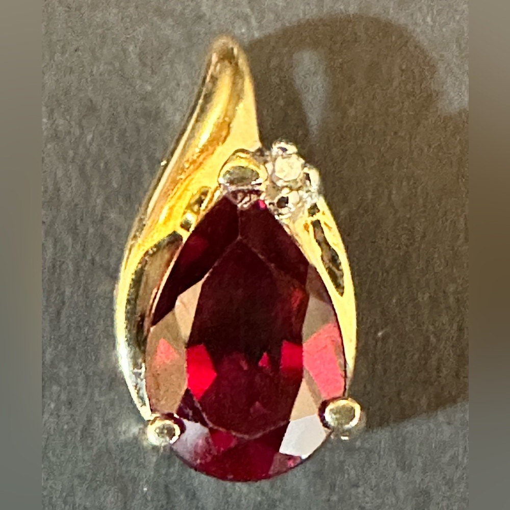 Alwand Vahan AV 14K Yellow Gold Pear Shape Garnet Diamond Ladies Pendant Charm